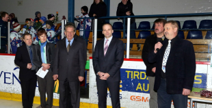 2014 LČ HK "Zemgale/LLU" hokejistiem pasniedz medaļas par 3. vietu