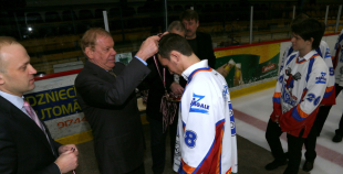 2014 LČ HK "Zemgale/LLU" hokejistiem pasniedz medaļas par 3. vietu