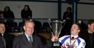 2014 LČ HK "Zemgale/LLU" hokejistiem pasniedz medaļas par 3. vietu