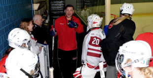 Olimpietis Mārtiņš Pļaviņš apsveic mūsu hokejistes