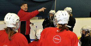 Olimpietis Mārtiņš Pļaviņš apsveic mūsu hokejistes