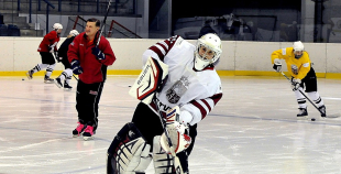 Olimpietis Mārtiņš Pļaviņš apsveic mūsu hokejistes