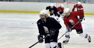 Olimpietis Mārtiņš Pļaviņš apsveic mūsu hokejistes