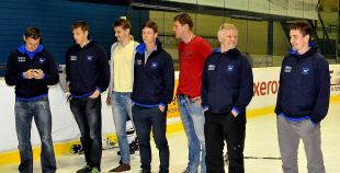 Olimpietis Mārtiņš Pļaviņš apsveic mūsu hokejistes