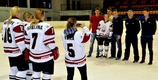 Olimpietis Mārtiņš Pļaviņš apsveic mūsu hokejistes