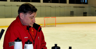 Olimpietis Mārtiņš Pļaviņš apsveic mūsu hokejistes