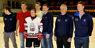 Olimpietis Mārtiņš Pļaviņš apsveic mūsu hokejistes