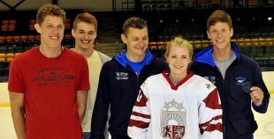 2014 PČS Olimpietis Mārtiņš Pļaviņš apsveic mūsu hokejistes