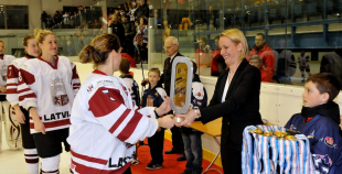 2014 PČS Latvijas hokejistes noslēdz pasaules čempionātu ar uzvaru