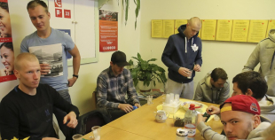 2014 LČ HK "Liepāja" hokejisti nodod asinis un ziedo Dzemdību nodaļai