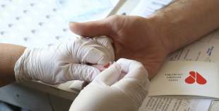 2014 LČ HK "Liepāja" hokejisti nodod asinis un ziedo Dzemdību nodaļai