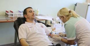 2014 LČ HK "Liepāja" hokejisti nodod asinis un ziedo Dzemdību nodaļai