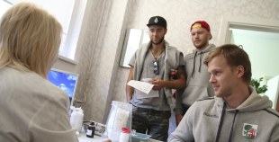 2014 LČ HK "Liepāja" hokejisti nodod asinis un ziedo Dzemdību nodaļai