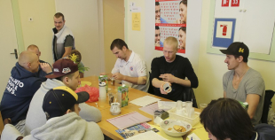 2014 LČ HK "Liepāja" hokejisti nodod asinis un ziedo Dzemdību nodaļai