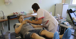 2014 LČ HK "Liepāja" hokejisti nodod asinis un ziedo Dzemdību nodaļai