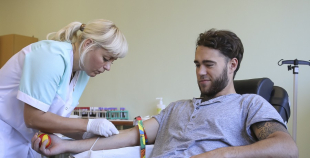 2014 LČ HK "Liepāja" hokejisti nodod asinis un ziedo Dzemdību nodaļai