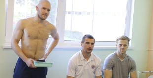 2014 LČ HK "Liepāja" hokejisti nodod asinis un ziedo Dzemdību nodaļai