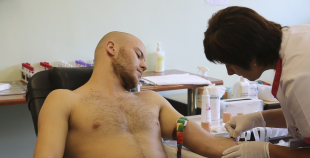 2014 LČ HK "Liepāja" hokejisti nodod asinis un ziedo Dzemdību nodaļai