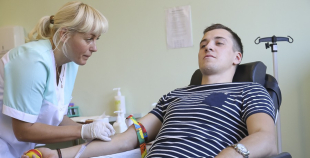 2014 LČ HK "Liepāja" hokejisti nodod asinis un ziedo Dzemdību nodaļai