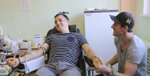 2014 LČ HK "Liepāja" hokejisti nodod asinis un ziedo Dzemdību nodaļai