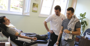 2014 LČ HK "Liepāja" hokejisti nodod asinis un ziedo Dzemdību nodaļai