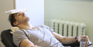 2014 LČ HK "Liepāja" hokejisti nodod asinis un ziedo Dzemdību nodaļai