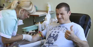 2014 LČ HK "Liepāja" hokejisti nodod asinis un ziedo Dzemdību nodaļai