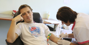 2014 LČ HK "Liepāja" hokejisti nodod asinis un ziedo Dzemdību nodaļai