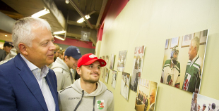 Atklāj hokeja klubam "Liepāja" veltītu fotoizstādi