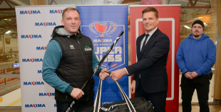 Maxima” dāvina vārtsarga ekipējumu mazajiem Tukuma hokejistiem