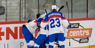 Latvijas sieviešu izlase Pasaules čempionāta atklāšanas mačā piekāpjas Slovākijai