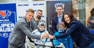 “Maxima” dāvina vārtsarga ekipējumu jaunajiem Rīgas hokejistiem