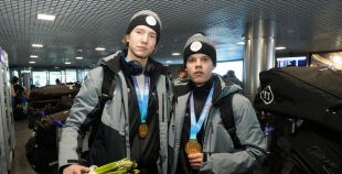 FOTO: Mājās atgriežas mūsu 3x3 olimpiskie čempioni hokejā!