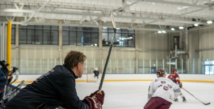 FOTO: Latvijas hokeja izlase gatavojas Pekinas olimpiskajām spēlēm