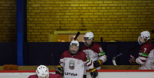 Latvijas U-18 izlase vēl vienā ilgstošā bullīšu sērijā svin uzvaru pār Baltkrieviju