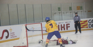 Latvijas sieviešu hokeja izlasei neveiksme pirmajā PČ spēlē