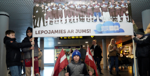 FOTO: Mājās atgriežas mūsu 3x3 olimpiskie čempioni hokejā!