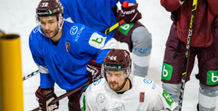 FOTO: Latvijas hokeja izlase gatavojas Pekinas olimpiskajām spēlēm