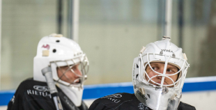 FOTO: Latvijas hokeja izlase gatavojas Pekinas olimpiskajām spēlēm