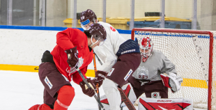 FOTO: Latvijas izlase pilnā sastāvā "slīpē" vairākumu