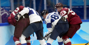 Latvija hokeja izlase sīvā cīņā atzīst Somijas pārākumu