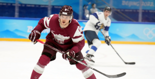 Latvija hokeja izlase sīvā cīņā atzīst Somijas pārākumu