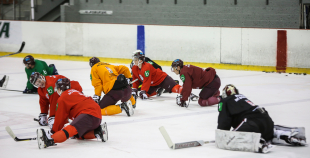 Piektdienas treniņā izlases rindas papildina vairāki līderi