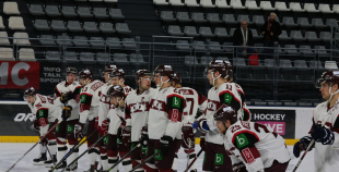 Latvija iemet piecus vārtus trešajā periodā un uzvar Baltkrieviju