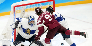 Latvija hokeja izlase sīvā cīņā atzīst Somijas pārākumu