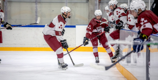 Uz oriģinālā izmēra laukumiem aizvadīti pirmie 3 pret 3 ledus treniņi