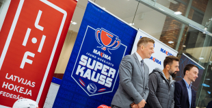 “Maxima” dāvina vārtsarga ekipējumu jaunajiem Rīgas hokejistiem