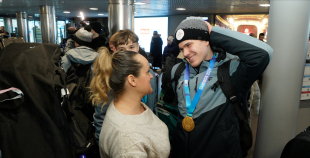 FOTO: Mājās atgriežas mūsu 3x3 olimpiskie čempioni hokejā!