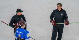 FOTO: Latvijas hokeja izlase gatavojas Pekinas olimpiskajām spēlēm