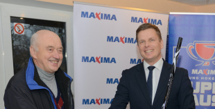 “Maxima” dāvina vārtsarga ekipējumu mazajiem Talsu hokejistiem